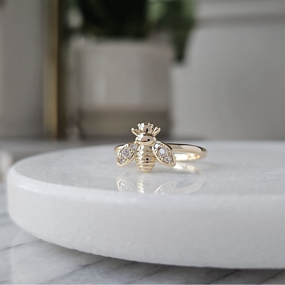 Super {Sweet} Honey Bee Ring by Charmed Aroma in Size 6 Gold 🐝 - Picture 3 of 6